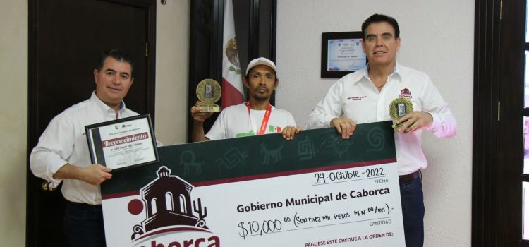 Ganador en categoría 50 kilómetros de “Gran Carrera del Desierto” recibe premio económico