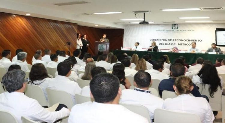 IMSS Sonora destaca labor de los médicos en su día