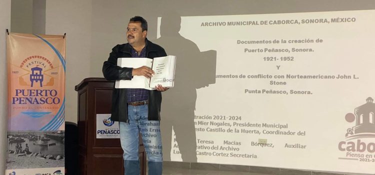 Recibe alcalde Jorge Pivac archivo de 30 años de historia en común de Puerto Peñasco y Caborca