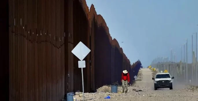 EU cierra paso fronterizo de Arizona por la elevada llegada de migrantes