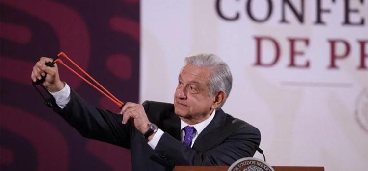 «No abusen» pide López Obrador a normalistas de Ayotzinapa